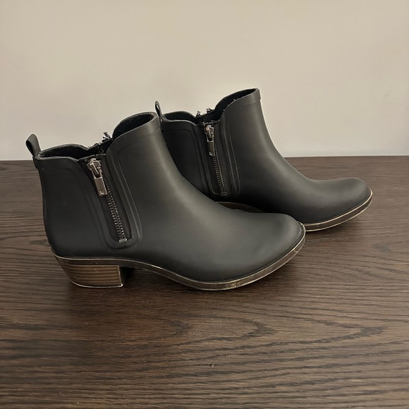 🌻SALE 3/$20 Lucky Brand Black Basel Rainboot Bootie, Size 8 - Picture 4 of 5